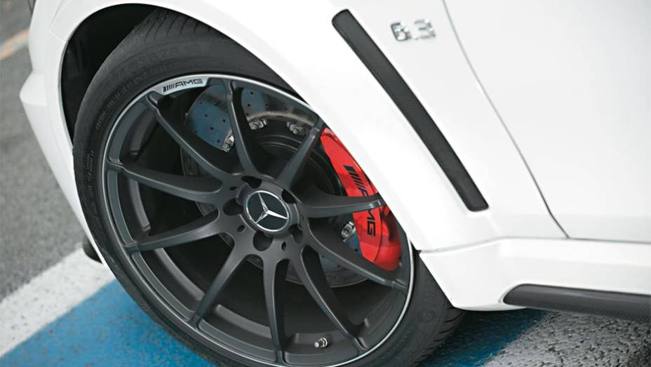 Rodas aro 19 calçam pneus 255/35 à frente e 285/30 atrás | <a href="https://preprod.quatrorodas.abril.com.br/carros/testes/mercedes-benz-c-63-amg-black-series-699994.shtml" rel="migration">Leia mais</a>