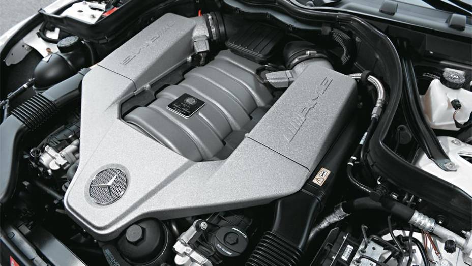 Cada motor AMG é montado por apenas um funcionário | <a href="https://preprod.quatrorodas.abril.com.br/carros/testes/mercedes-benz-c-63-amg-black-series-699994.shtml" rel="migration">Leia mais</a>