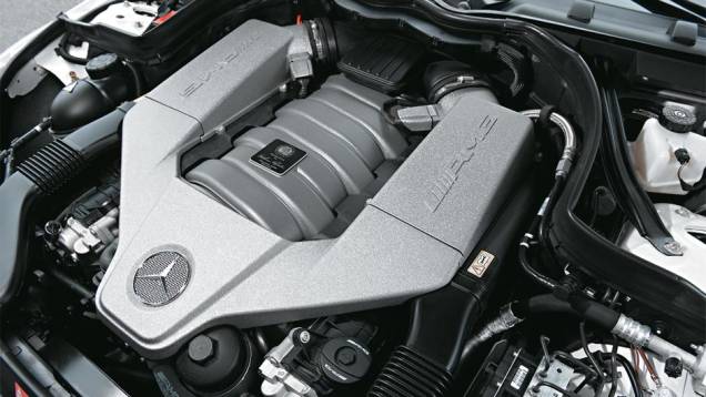 Cada motor AMG é montado por apenas um funcionário | <a href="https://preprod.quatrorodas.abril.com.br/carros/testes/mercedes-benz-c-63-amg-black-series-699994.shtml" rel="migration">Leia mais</a> Cada motor AMG é montado por apenas um funcionário | <a href="https://preprod.quatrorodas.abril.com.br/carros/testes/mercedes-benz-c-63-amg-black-series-699994.shtml" rel="migration">Leia mais</a>