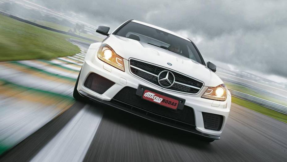 Para-choque mais largo abriga uma asa de fibra de carbono e entradas de ar nas laterais inferiores para ajudar na refrigeração dos freios | <a href="https://preprod.quatrorodas.abril.com.br/carros/testes/mercedes-benz-c-63-amg-black-series-699994.shtml" rel="migration"></a>