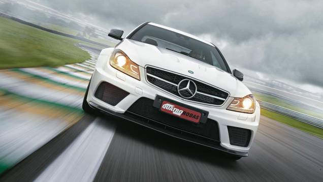 Para-choque mais largo abriga uma asa de fibra de carbono e entradas de ar nas laterais inferiores para ajudar na refrigeração dos freios | <a href="https://preprod.quatrorodas.abril.com.br/carros/testes/mercedes-benz-c-63-amg-black-series-699994.shtml" rel="migration"></a> Para-choque mais largo abriga uma asa de fibra de carbono e entradas de ar nas laterais inferiores para ajudar na refrigeração dos freios | <a href="https://preprod.quatrorodas.abril.com.br/carros/testes/mercedes-benz-c-63-amg-black-series-699994.shtml" rel="migration"></a>