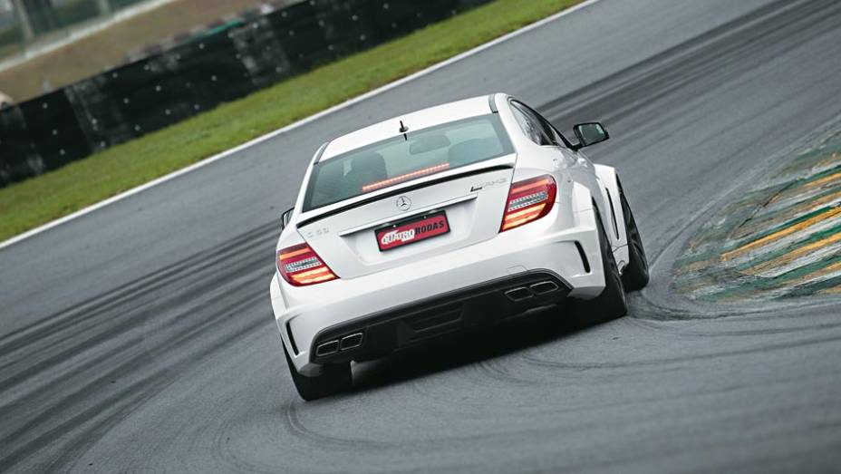 Quatro saídas de escape e extratores nas laterais dão vazão ao calor | <a href="https://preprod.quatrorodas.abril.com.br/carros/testes/mercedes-benz-c-63-amg-black-series-699994.shtml" rel="migration">Leia mais</a>