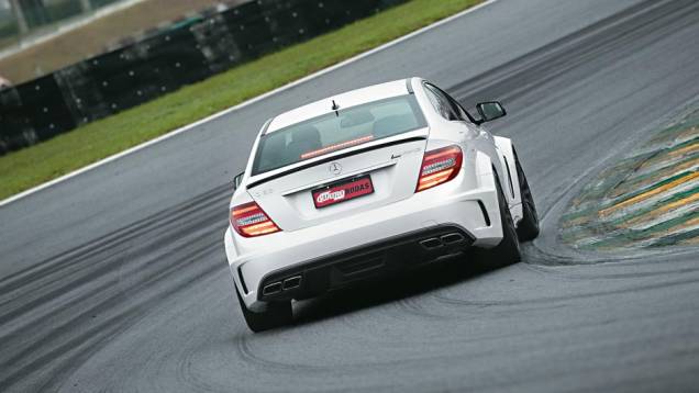 Quatro saídas de escape e extratores nas laterais dão vazão ao calor | <a href="https://preprod.quatrorodas.abril.com.br/carros/testes/mercedes-benz-c-63-amg-black-series-699994.shtml" rel="migration">Leia mais</a> Quatro saídas de escape e extratores nas laterais dão vazão ao calor | <a href="https://preprod.quatrorodas.abril.com.br/carros/testes/mercedes-benz-c-63-amg-black-series-699994.shtml" rel="migration">Leia mais</a>