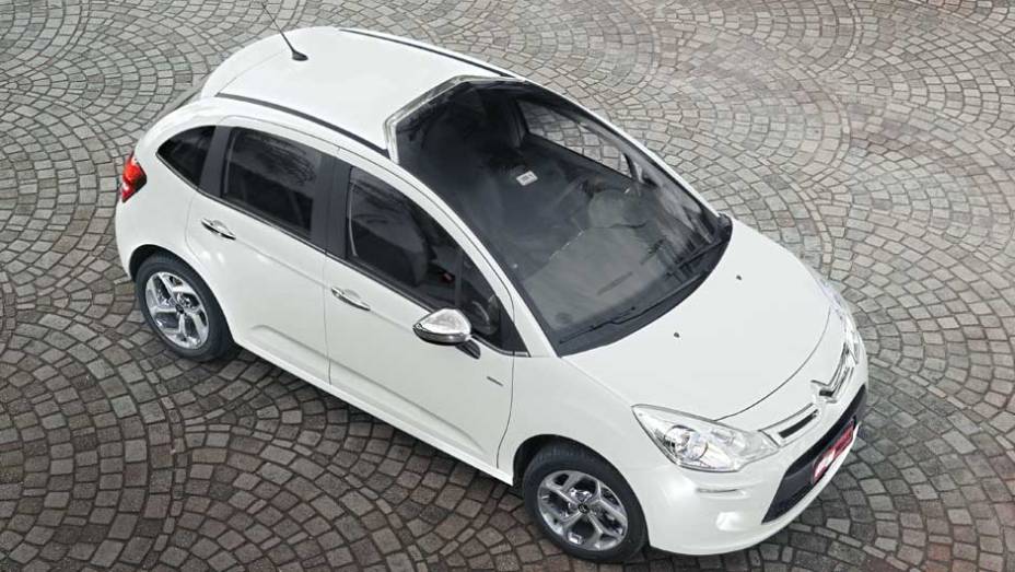 Para-brisa Zenith agrada por dentro, mas prejudicao visual externo | <a href="https://preprod.quatrorodas.abril.com.br/salao-do-automovel/2012/carros/c3-704048.shtml" rel="migration">Leia mais</a>