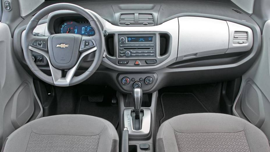 Spin tem interior mais moderno que o da rival | <a href="https://preprod.quatrorodas.abril.com.br/carros/comparativos/chevrolet-spin-x-nissan-grand-livina-700392.shtml" rel="migration">Leia o comparativo</a> - <a href="https://preprod.quatrorodas.abril.com.br/galerias/nissan/grand-livina-ed" rel="migration"></a>