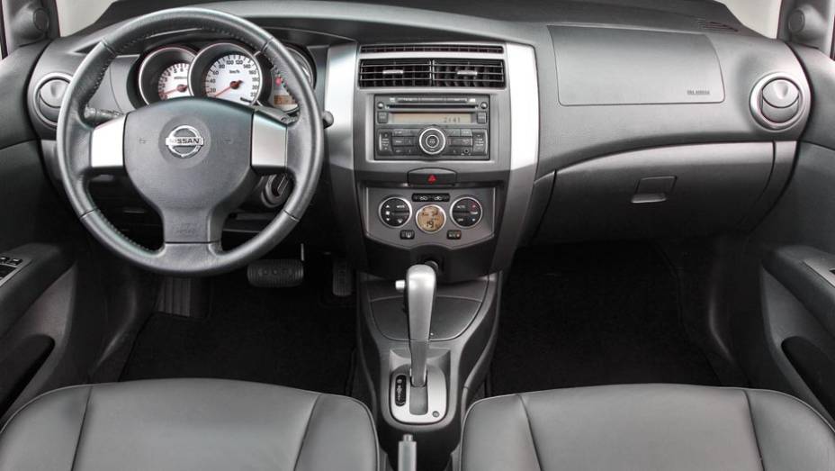 Nissan é bem-acabada, mas mal-equipada | <a href="https://preprod.quatrorodas.abril.com.br/carros/comparativos/chevrolet-spin-x-nissan-grand-livina-700392.shtml" rel="migration">Leia o comparativo</a> - <a href="https://preprod.quatrorodas.abril.com.br/galerias/chevrolet/spin-ed-08-20" rel="migration"></a>