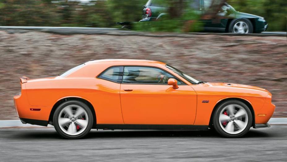 Na versão SRT8, o Challenger recebe rodas maiores, ... | <a href="https://preprod.quatrorodas.abril.com.br/salao-do-automovel/2012/carros/challenger-srt8-704000.shtml" rel="migration">Leia mais</a>