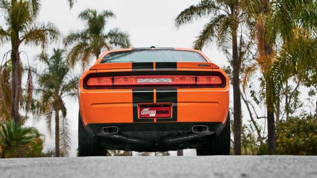 As lanternas traseiras remetem ao Challenger original dos anos 60, formando uma longa faixa horizontal | <a href="https://preprod.quatrorodas.abril.com.br/salao-do-automovel/2012/carros/challenger-srt8-704000.shtml" rel="migration">Leia mais</a> As lanternas traseiras remetem ao Challenger original dos anos 60, formando uma longa faixa horizontal | <a href="https://preprod.quatrorodas.abril.com.br/salao-do-automovel/2012/carros/challenger-srt8-704000.shtml" rel="migration">Leia mais</a>