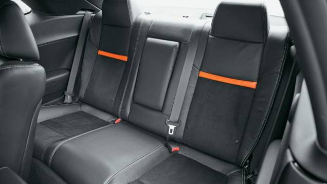 Há cinto para um terceiro ocupante, mas falta espaço | <a href="https://preprod.quatrorodas.abril.com.br/salao-do-automovel/2012/carros/challenger-srt8-704000.shtml" rel="migration">Leia mais</a> Há cinto para um terceiro ocupante, mas falta espaço | <a href="https://preprod.quatrorodas.abril.com.br/salao-do-automovel/2012/carros/challenger-srt8-704000.shtml" rel="migration">Leia mais</a>
