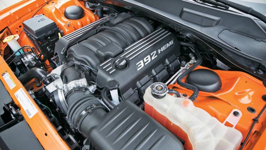 O V8 tem 6,4 litros e 470 cv | <a href="https://preprod.quatrorodas.abril.com.br/salao-do-automovel/2012/carros/challenger-srt8-704000.shtml" rel="migration">Leia mais</a>