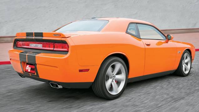 Rodas aro 20 com pneus 255/45 na traseira | <a href="https://preprod.quatrorodas.abril.com.br/salao-do-automovel/2012/carros/challenger-srt8-704000.shtml" rel="migration">Leia mais</a> Rodas aro 20 com pneus 255/45 na traseira | <a href="https://preprod.quatrorodas.abril.com.br/salao-do-automovel/2012/carros/challenger-srt8-704000.shtml" rel="migration">Leia mais</a>