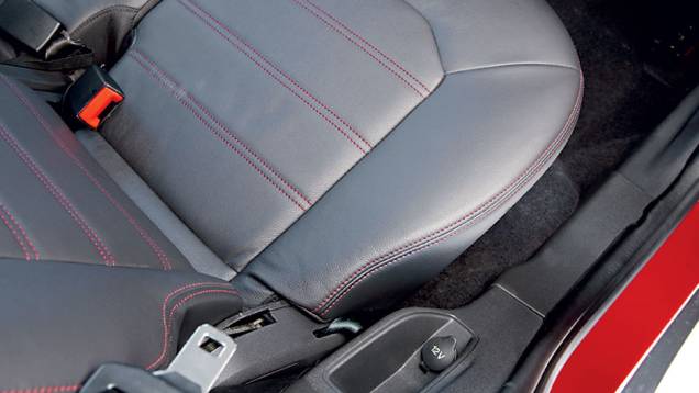Junto ao banco traseiro há outra tomada 12V | <a href="https://preprod.quatrorodas.abril.com.br/carros/testes/ford-ecosport-freestyle-1-6-16v-699470.shtml" rel="migration">Leia mais</a> Junto ao banco traseiro há outra tomada 12V | <a href="https://preprod.quatrorodas.abril.com.br/carros/testes/ford-ecosport-freestyle-1-6-16v-699470.shtml" rel="migration">Leia mais</a>