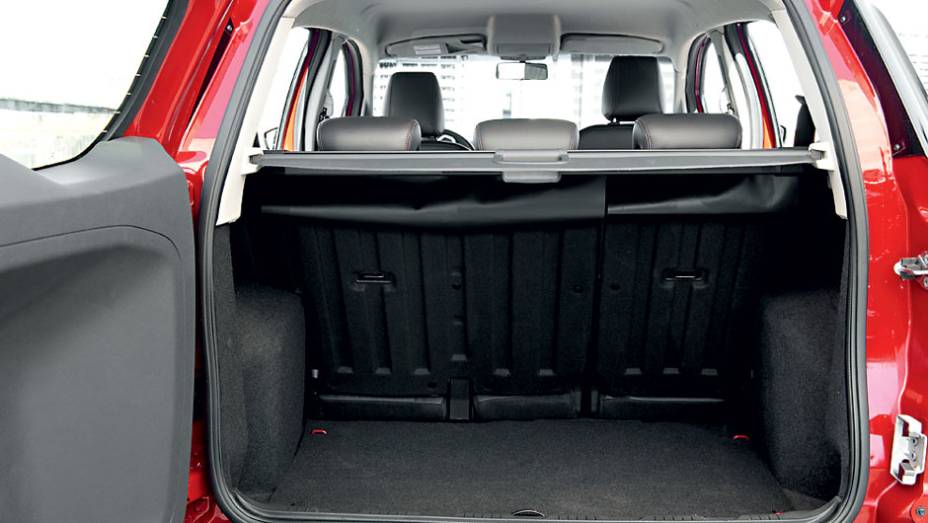 Porta-malas ainda é pequeno, só 362 litros | <a href="https://preprod.quatrorodas.abril.com.br/carros/testes/ford-ecosport-freestyle-1-6-16v-699470.shtml" rel="migration">Leia mais</a>