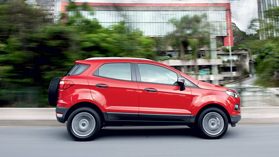 No lugar do friso, uma saia escura disfarça o 1,69 metro de altura do Eco | <a href="https://preprod.quatrorodas.abril.com.br/carros/testes/ford-ecosport-freestyle-1-6-16v-699470.shtml" rel="migration">Leia mais</a>