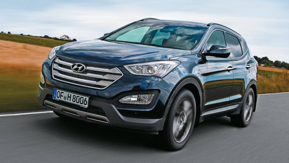 Mudança radical no design: grade cromada e faróis trapezoidais | <a href="https://preprod.quatrorodas.abril.com.br/salao-do-automovel/2012/carros/hyundai-santa-fe-703900.shtml" rel="migration">Leia mais</a>