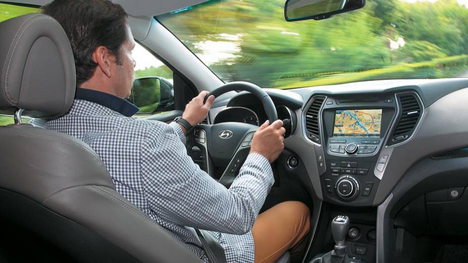 Direção Flex Steer permite ajustar a maciez em três níveis | <a href="https://preprod.quatrorodas.abril.com.br/salao-do-automovel/2012/carros/hyundai-santa-fe-703900.shtml" rel="migration">Leia mais</a>