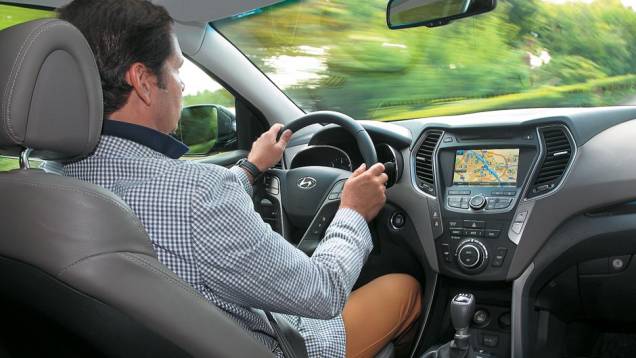 Direção Flex Steer permite ajustar a maciez em três níveis | <a href="https://preprod.quatrorodas.abril.com.br/salao-do-automovel/2012/carros/hyundai-santa-fe-703900.shtml" rel="migration">Leia mais</a> Direção Flex Steer permite ajustar a maciez em três níveis | <a href="https://preprod.quatrorodas.abril.com.br/salao-do-automovel/2012/carros/hyundai-santa-fe-703900.shtml" rel="migration">Leia mais</a>