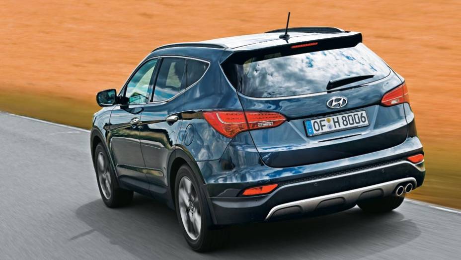 Traseira quase igual à do ix35, mas lanternas são bem diferentes | <a href="https://preprod.quatrorodas.abril.com.br/salao-do-automovel/2012/carros/hyundai-santa-fe-703900.shtml" rel="migration">Leia mais</a>