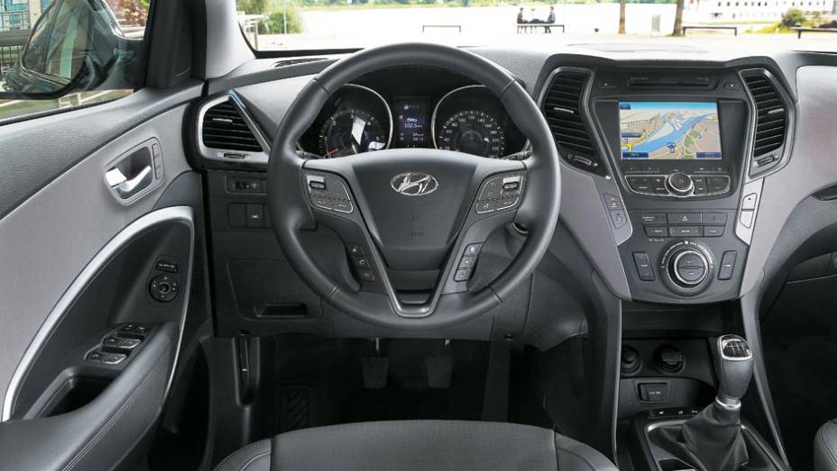 Acabamento do interior combina texturas e materiais diferentes. Monitor colorido é item de série | <a href="https://preprod.quatrorodas.abril.com.br/salao-do-automovel/2012/carros/hyundai-santa-fe-703900.shtml" rel="migration">Leia mais</a>