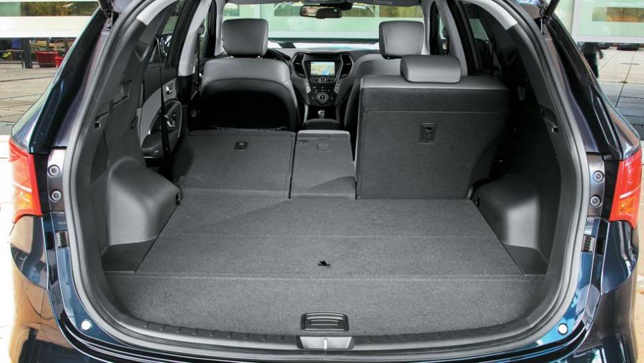 ...que ficam embutidos no porta-malas | <a href="https://preprod.quatrorodas.abril.com.br/salao-do-automovel/2012/carros/hyundai-santa-fe-703900.shtml" rel="migration">Leia mais</a>