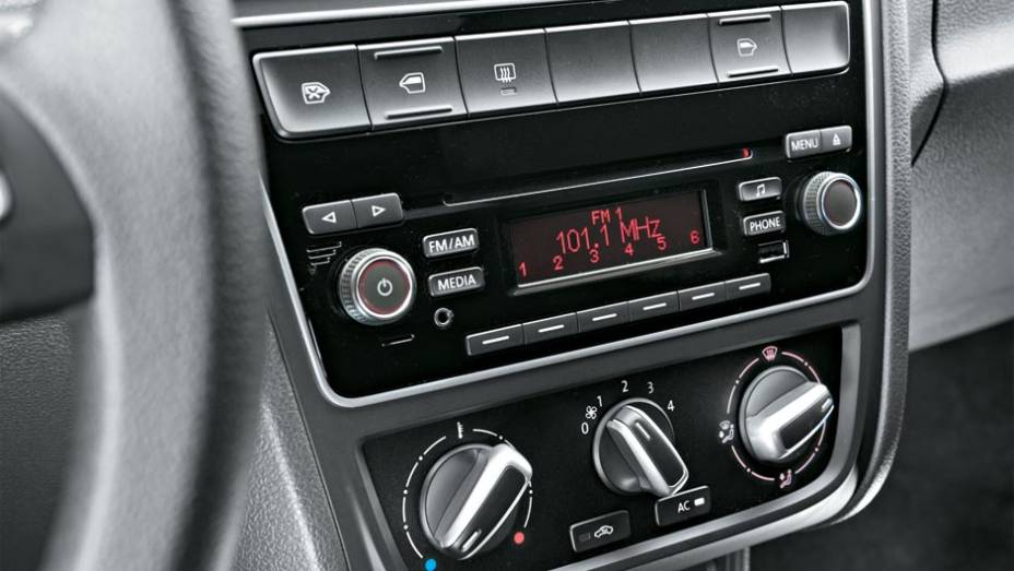 O rádio é oferecido como item opcional | <a href="https://preprod.quatrorodas.abril.com.br/carros/testes/vw-gol-699508.shtml" rel="migration">Leia mais</a>