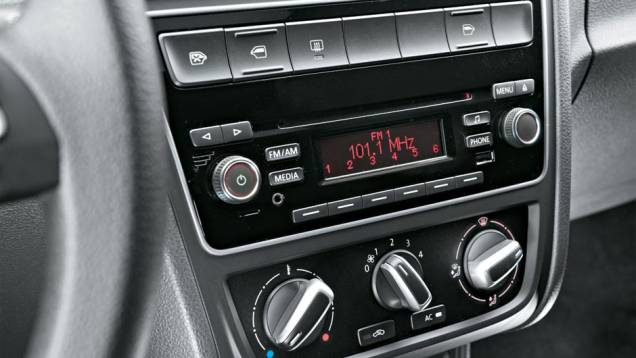 O rádio é oferecido como item opcional | <a href="https://preprod.quatrorodas.abril.com.br/carros/testes/vw-gol-699508.shtml" rel="migration">Leia mais</a> O rádio é oferecido como item opcional | <a href="https://preprod.quatrorodas.abril.com.br/carros/testes/vw-gol-699508.shtml" rel="migration">Leia mais</a>