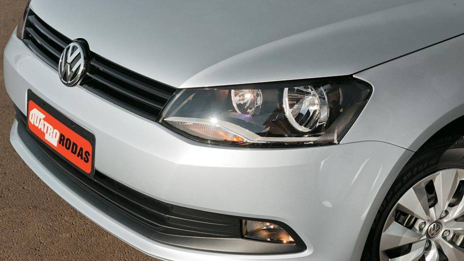 Faróis têm friso cromado interno | <a href="https://preprod.quatrorodas.abril.com.br/carros/testes/vw-gol-699508.shtml" rel="migration">Leia mais</a> Faróis têm friso cromado interno | <a href="https://preprod.quatrorodas.abril.com.br/carros/testes/vw-gol-699508.shtml" rel="migration">Leia mais</a>