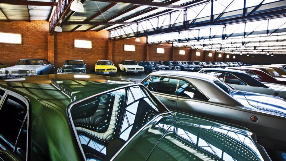 Entre os mais de 40 carros, um de cada ano | <a href="https://preprod.quatrorodas.abril.com.br/reportagens/geral/museu-dodge-699798.shtml" rel="migration">Leia mais</a>