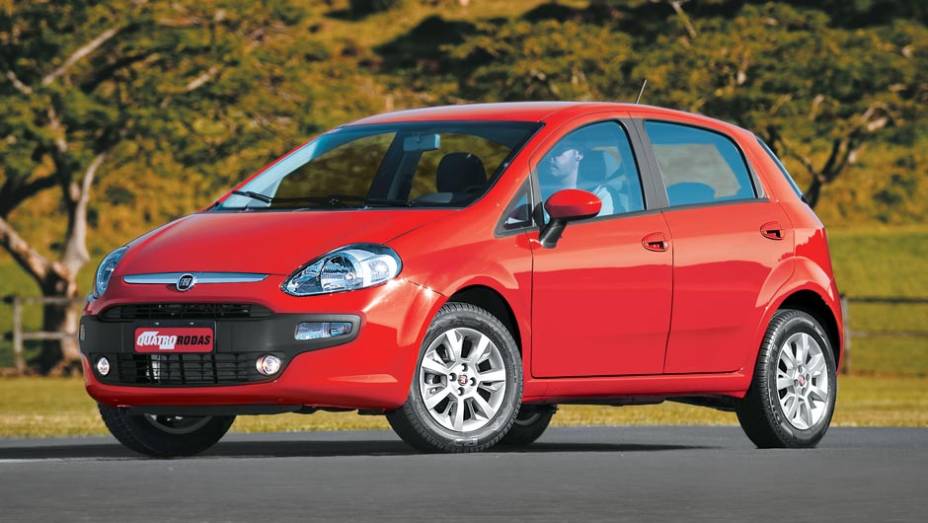 Punto Attractive 1.4 A versão de entrada vem com rodas de aço e calotas. Cuidado: o ar-condicionado é opcional | <a href="https://preprod.quatrorodas.abril.com.br/carros/testes/fiat-punto-699955.shtml" rel="migration">Leia mais</a>