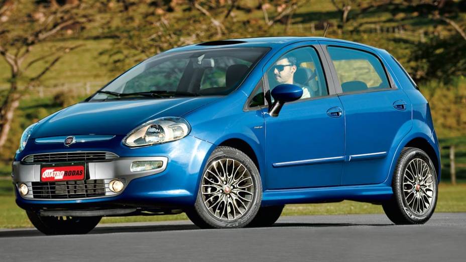 Punto Sporting 1.8 Topo de linha entre os motores aspirados, vem com rodas de 17 polegadas e som com controles no volante | <a href="https://preprod.quatrorodas.abril.com.br/carros/testes/fiat-punto-699955.shtml" rel="migration">Leia mais</a>