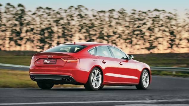 Traseira curta dá ar d ecupê ao sedã esportivo | <a href="https://preprod.quatrorodas.abril.com.br/carros/testes/audi-s5-700509.shtml" rel="migration">Leia mais</a> Traseira curta dá ar d ecupê ao sedã esportivo | <a href="https://preprod.quatrorodas.abril.com.br/carros/testes/audi-s5-700509.shtml" rel="migration">Leia mais</a>