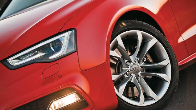 Rodas aro 18 e faróis com leds e xenônio: itens de série | <a href="https://preprod.quatrorodas.abril.com.br/carros/testes/audi-s5-700509.shtml" rel="migration">Leia mais</a> Rodas aro 18 e faróis com leds e xenônio: itens de série | <a href="https://preprod.quatrorodas.abril.com.br/carros/testes/audi-s5-700509.shtml" rel="migration">Leia mais</a>