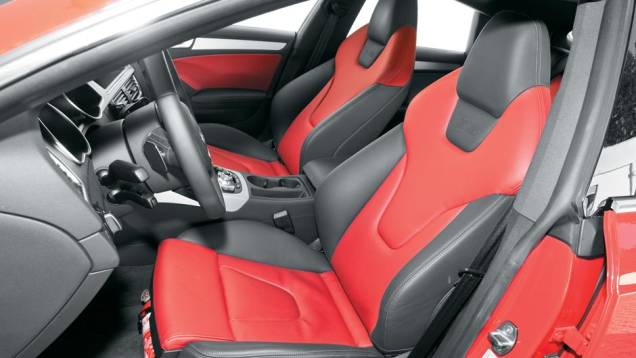 Bancos concha dão bom suporte lateral... | <a href="https://preprod.quatrorodas.abril.com.br/carros/testes/audi-s5-700509.shtml" rel="migration">Leia mais</a> Bancos concha dão bom suporte lateral... | <a href="https://preprod.quatrorodas.abril.com.br/carros/testes/audi-s5-700509.shtml" rel="migration">Leia mais</a>