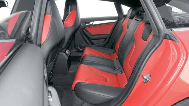 ...e a traseira acompanha o layout | <a href="https://preprod.quatrorodas.abril.com.br/carros/testes/audi-s5-700509.shtml" rel="migration">Leia mais</a> ...e a traseira acompanha o layout | <a href="https://preprod.quatrorodas.abril.com.br/carros/testes/audi-s5-700509.shtml" rel="migration">Leia mais</a>