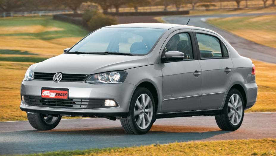 Nova frente deixou o Voyage com cara de VW alemão | <a href="https://preprod.quatrorodas.abril.com.br/carros/lancamentos/vw-voyage-comfortline-699016.shtml" rel="migration">Leia mais</a>