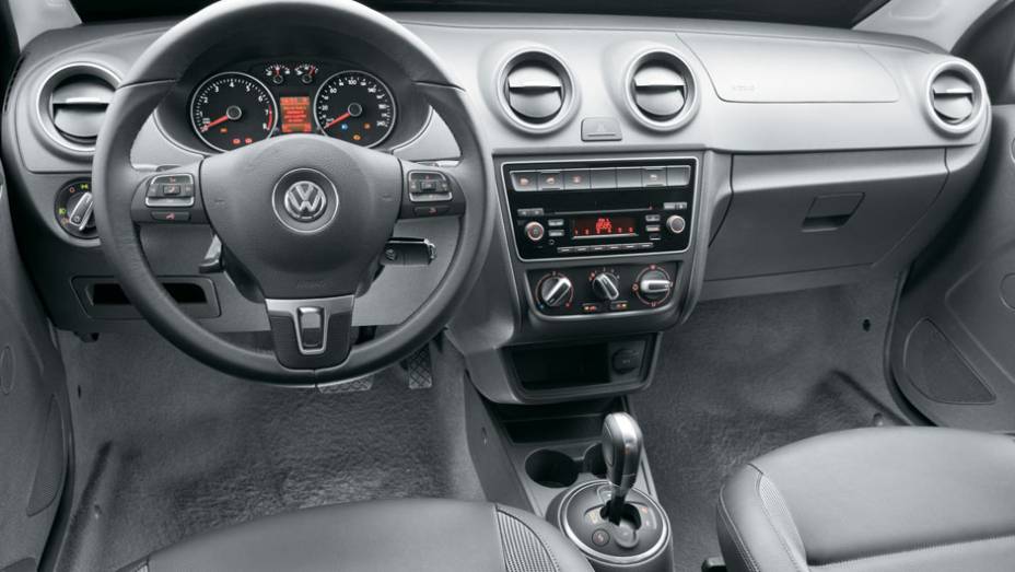Botão de luzes está no painel, à esquerda do volante | <a href="https://preprod.quatrorodas.abril.com.br/carros/lancamentos/vw-voyage-comfortline-699016.shtml" rel="migration">Leia mais</a>