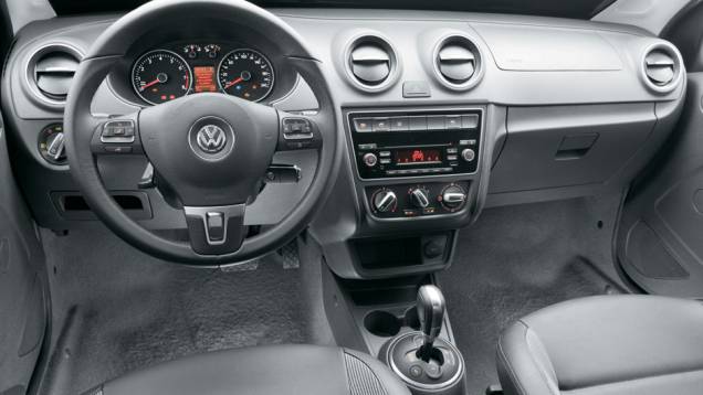Botão de luzes está no painel, à esquerda do volante | <a href="https://preprod.quatrorodas.abril.com.br/carros/lancamentos/vw-voyage-comfortline-699016.shtml" rel="migration">Leia mais</a> Botão de luzes está no painel, à esquerda do volante | <a href="https://preprod.quatrorodas.abril.com.br/carros/lancamentos/vw-voyage-comfortline-699016.shtml" rel="migration">Leia mais</a>