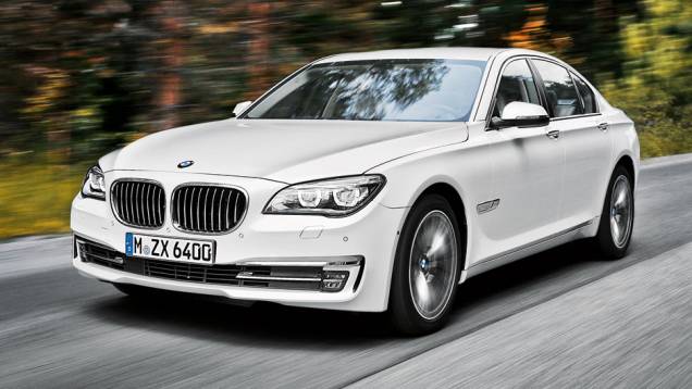 Faróis mais afilados e equipados com leds | <a href="https://preprod.quatrorodas.abril.com.br/carros/impressoes/bmw-750-li-704546.shtml" rel="migration">Leia mais</a> Faróis mais afilados e equipados com leds | <a href="https://preprod.quatrorodas.abril.com.br/carros/impressoes/bmw-750-li-704546.shtml" rel="migration">Leia mais</a>