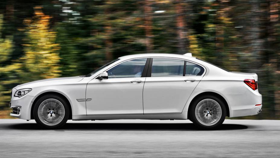 A versão 750 Li tem 5,22 metros de comprimento, com entre-eixos alongado em 14 cm em relação ao tradicional BMW 750i | <a href="https://preprod.quatrorodas.abril.com.br/carros/impressoes/bmw-750-li-704546.shtml" rel="migration">Leia mais</a>