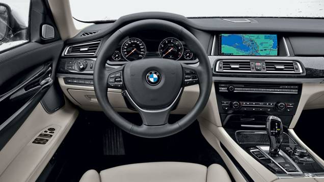 Desenho do painel do novo Série 7 é praticamente igual ao da versão anterior | <a href="https://preprod.quatrorodas.abril.com.br/carros/impressoes/bmw-750-li-704546.shtml" rel="migration">Leia mais</a> Desenho do painel do novo Série 7 é praticamente igual ao da versão anterior | <a href="https://preprod.quatrorodas.abril.com.br/carros/impressoes/bmw-750-li-704546.shtml" rel="migration">Leia mais</a>