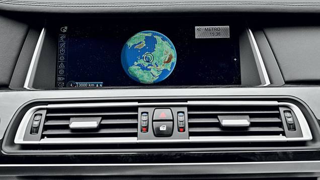Tela central ficou ainda maior | <a href="https://preprod.quatrorodas.abril.com.br/carros/impressoes/bmw-750-li-704546.shtml" rel="migration">Leia mais</a> Tela central ficou ainda maior | <a href="https://preprod.quatrorodas.abril.com.br/carros/impressoes/bmw-750-li-704546.shtml" rel="migration">Leia mais</a>