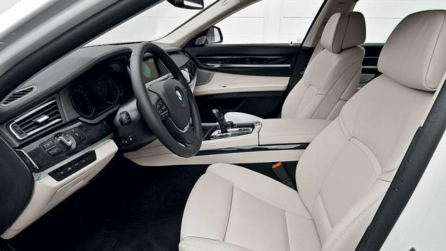 Assentos aquecidos e refrigerados | <a href="https://preprod.quatrorodas.abril.com.br/carros/impressoes/bmw-750-li-704546.shtml" rel="migration">Leia mais</a> Assentos aquecidos e refrigerados | <a href="https://preprod.quatrorodas.abril.com.br/carros/impressoes/bmw-750-li-704546.shtml" rel="migration">Leia mais</a>