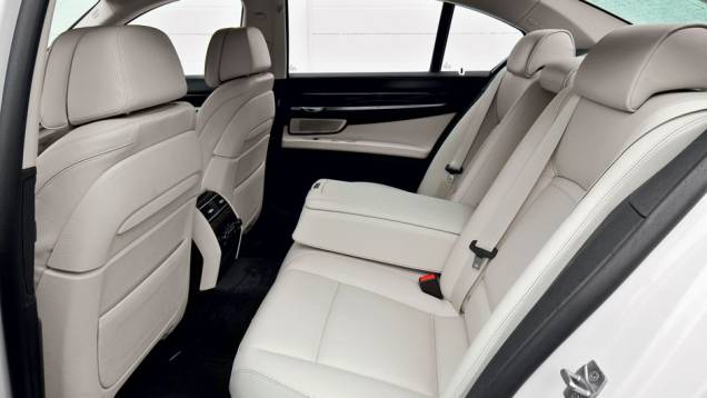 Atrás, um banco para três ou duas poltronas | <a href="https://preprod.quatrorodas.abril.com.br/carros/impressoes/bmw-750-li-704546.shtml" rel="migration">Leia mais</a> Atrás, um banco para três ou duas poltronas | <a href="https://preprod.quatrorodas.abril.com.br/carros/impressoes/bmw-750-li-704546.shtml" rel="migration">Leia mais</a>