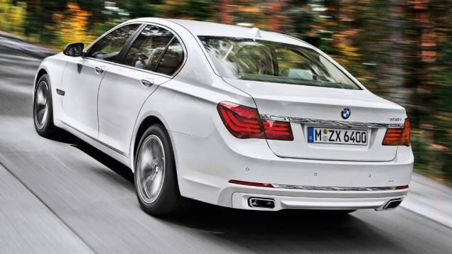 Os fortes vincos laterais que ligam as maçanetas e as lanternas agora terminam numa grande faixa cromada na traseira | <a href="https://preprod.quatrorodas.abril.com.br/carros/impressoes/bmw-750-li-704546.shtml" rel="migration">Leia mais</a> Os fortes vincos laterais que ligam as maçanetas e as lanternas agora terminam numa grande faixa cromada na traseira | <a href="https://preprod.quatrorodas.abril.com.br/carros/impressoes/bmw-750-li-704546.shtml" rel="migration">Leia mais</a>