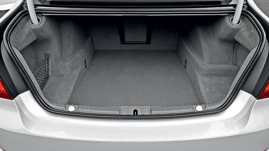 Porta-malas com capacidade de 500 litros | <a href="https://preprod.quatrorodas.abril.com.br/carros/impressoes/bmw-750-li-704546.shtml" rel="migration">Leia mais</a>