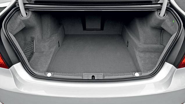 Porta-malas com capacidade de 500 litros | <a href="https://preprod.quatrorodas.abril.com.br/carros/impressoes/bmw-750-li-704546.shtml" rel="migration">Leia mais</a> Porta-malas com capacidade de 500 litros | <a href="https://preprod.quatrorodas.abril.com.br/carros/impressoes/bmw-750-li-704546.shtml" rel="migration">Leia mais</a>