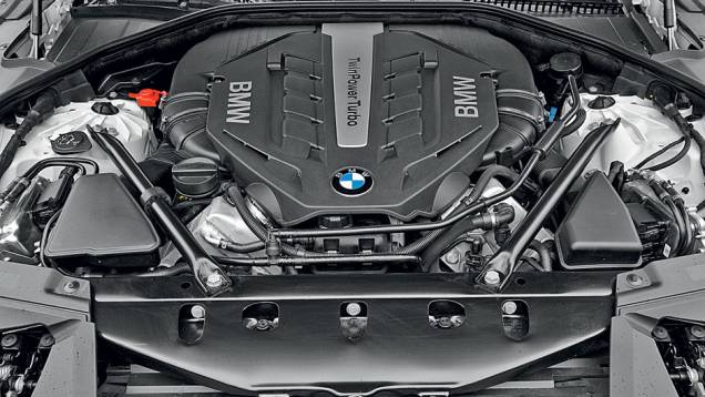 Motor V8 turbo produz 450 cv | <a href="https://preprod.quatrorodas.abril.com.br/carros/impressoes/bmw-750-li-704546.shtml" rel="migration">Leia mais</a> Motor V8 turbo produz 450 cv | <a href="https://preprod.quatrorodas.abril.com.br/carros/impressoes/bmw-750-li-704546.shtml" rel="migration">Leia mais</a>
