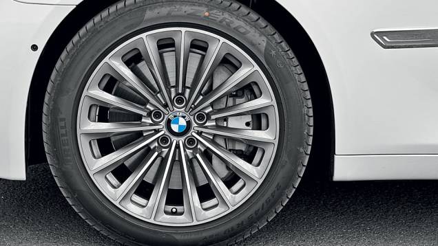 Rodas de liga aro 18 calçam pneus 245/50 | <a href="https://preprod.quatrorodas.abril.com.br/carros/impressoes/bmw-750-li-704546.shtml" rel="migration">Leia mais</a> Rodas de liga aro 18 calçam pneus 245/50 | <a href="https://preprod.quatrorodas.abril.com.br/carros/impressoes/bmw-750-li-704546.shtml" rel="migration">Leia mais</a>