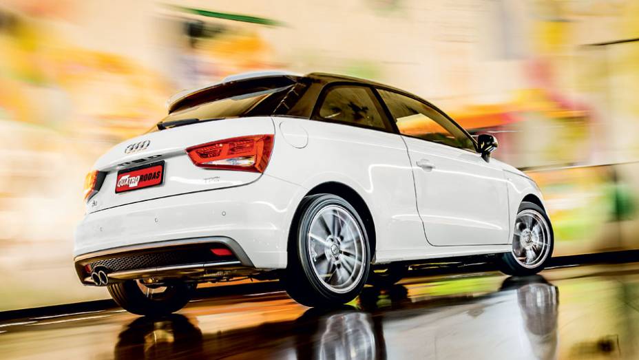 Com 3,95 metros, ele é pouco maior que um VW Gol | <a href="https://preprod.quatrorodas.abril.com.br/carros/testes/audi-a1-sport-704018.shtml" rel="migration">Leia mais</a>