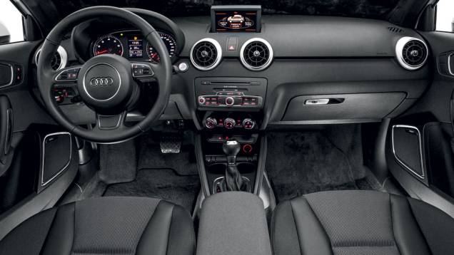 Opcionais pedem investimento de 22914 reais | <a href="https://preprod.quatrorodas.abril.com.br/carros/testes/audi-a1-sport-704018.shtml" rel="migration">Leia mais</a> Opcionais pedem investimento de 22914 reais | <a href="https://preprod.quatrorodas.abril.com.br/carros/testes/audi-a1-sport-704018.shtml" rel="migration">Leia mais</a>